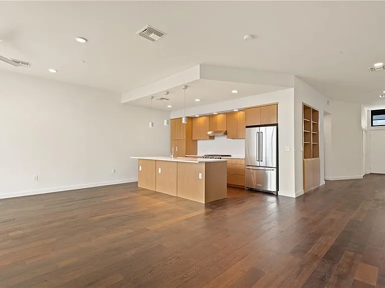 1322 E 12th St #407 — Photo 21