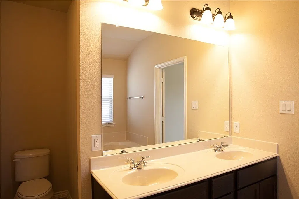 4 bed, 2.5 bath, 3262 sqft, $2,595 — Photo 3