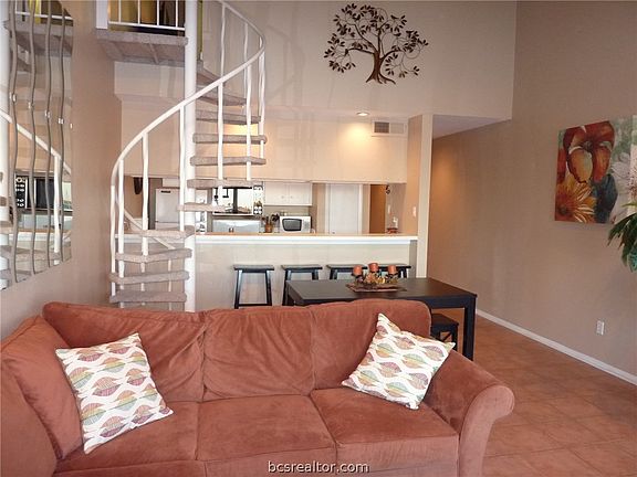 4th image of 12600 Melville Dr