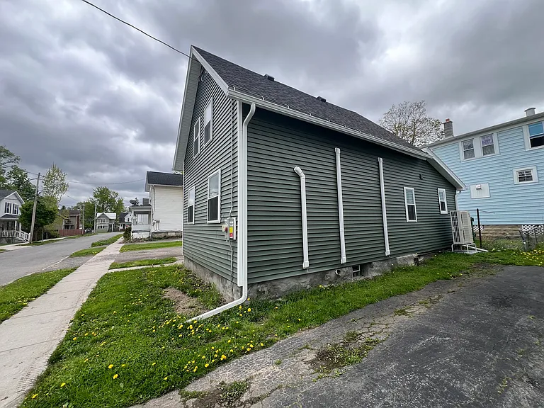 13 Columbia Ave — Photo 2