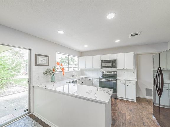 4th image of 19426 Leafwood Ln