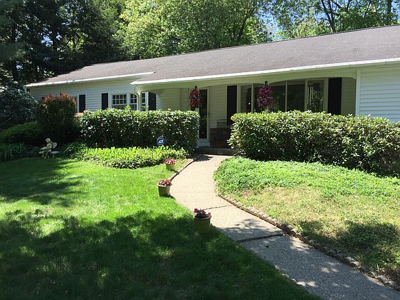 2nd image of 40 Valencia Ln