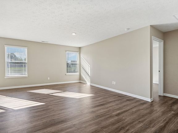3rd image of 913 Lotus Dr