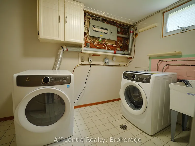 480 Elizabeth St — Photo 18