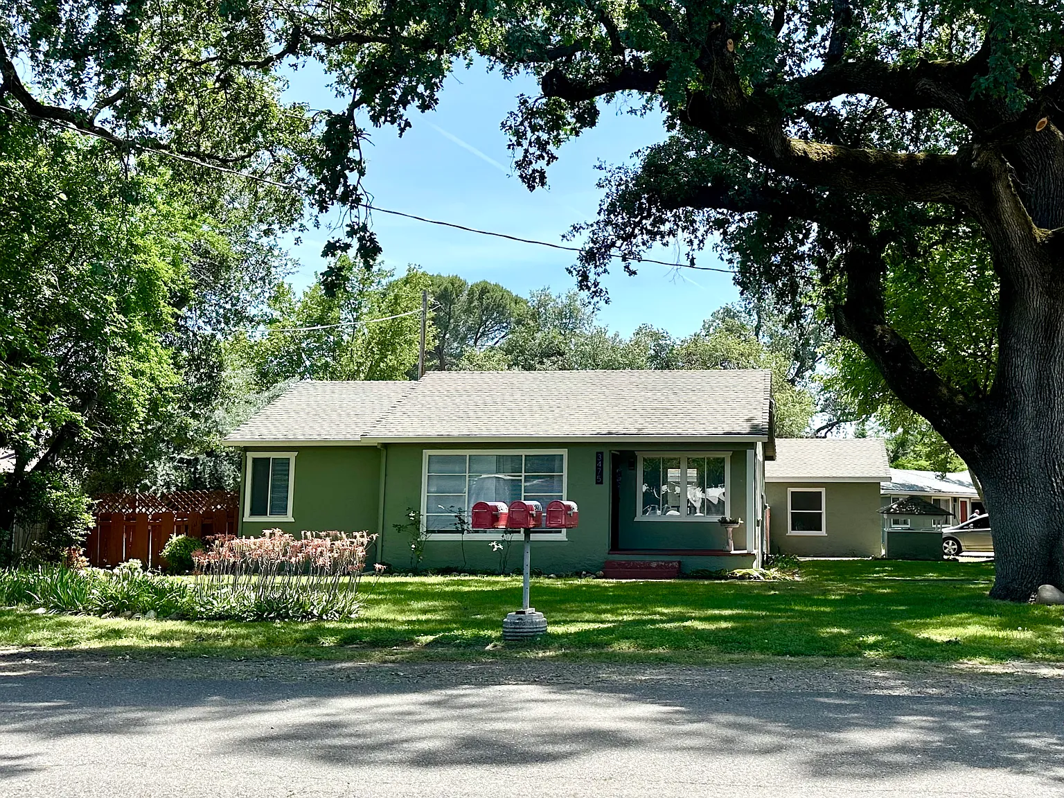 3 bed, 949 sqft, $1,747 — Photo 1