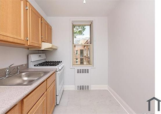 2nd image of 1374 Prospect Ave #3