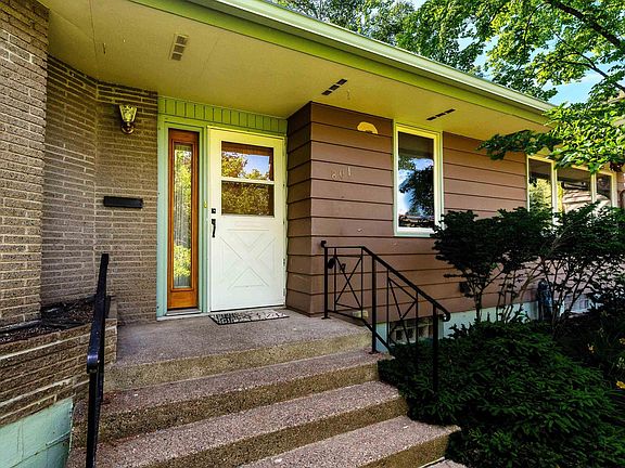 2nd image of 801 Rockview Ct
