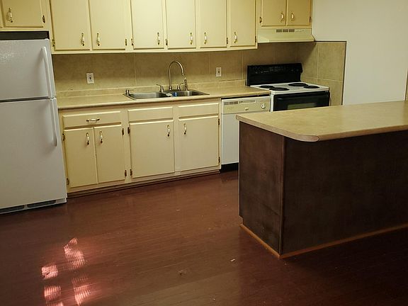 4th image of 1331 Bayville St #1