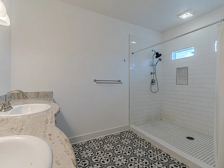 311 W Mistletoe Ave — Photo 35