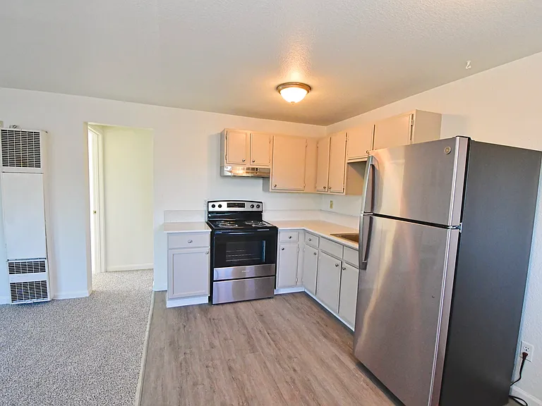 1142 E St — Photo 3