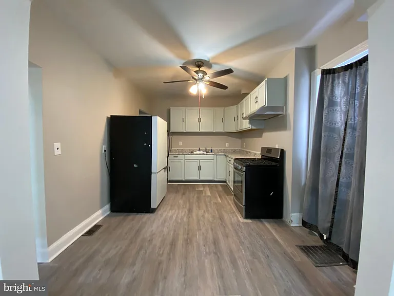 220 Pearl St — Photo 6