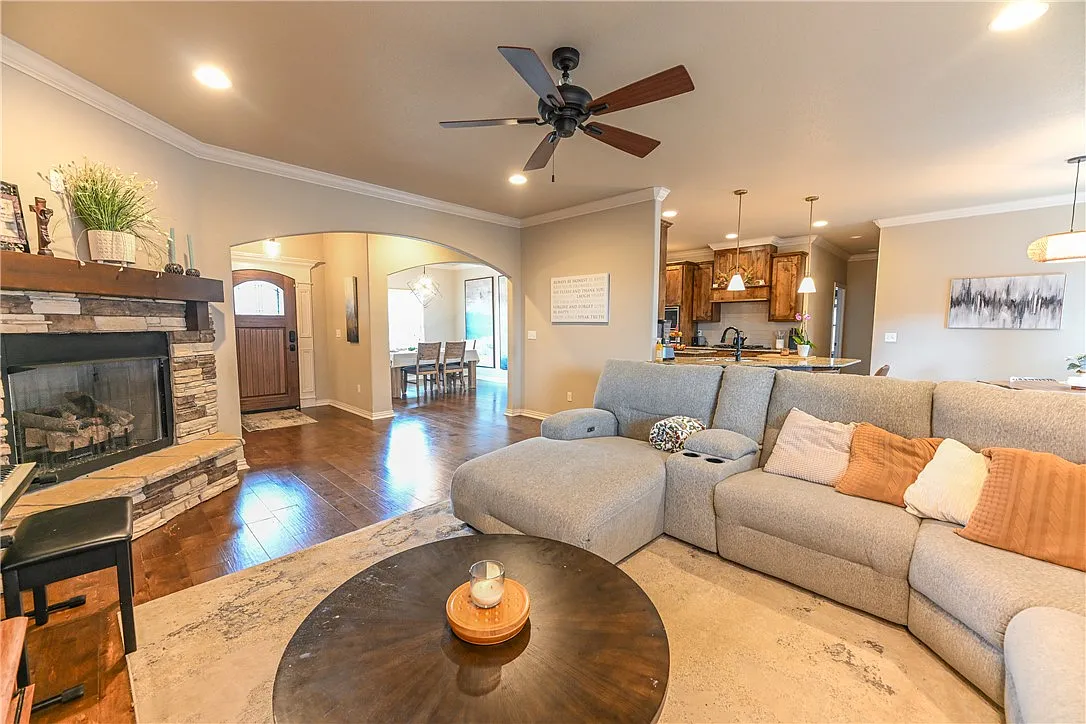 4 bed, 2.5 bath, 2200 sqft, $2,950 — Photo 4