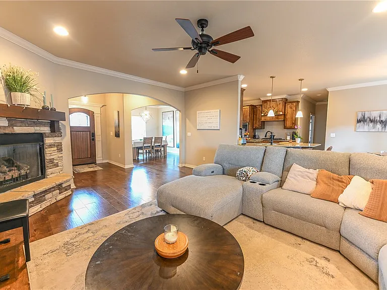 5824 W Persimmon St — Photo 4