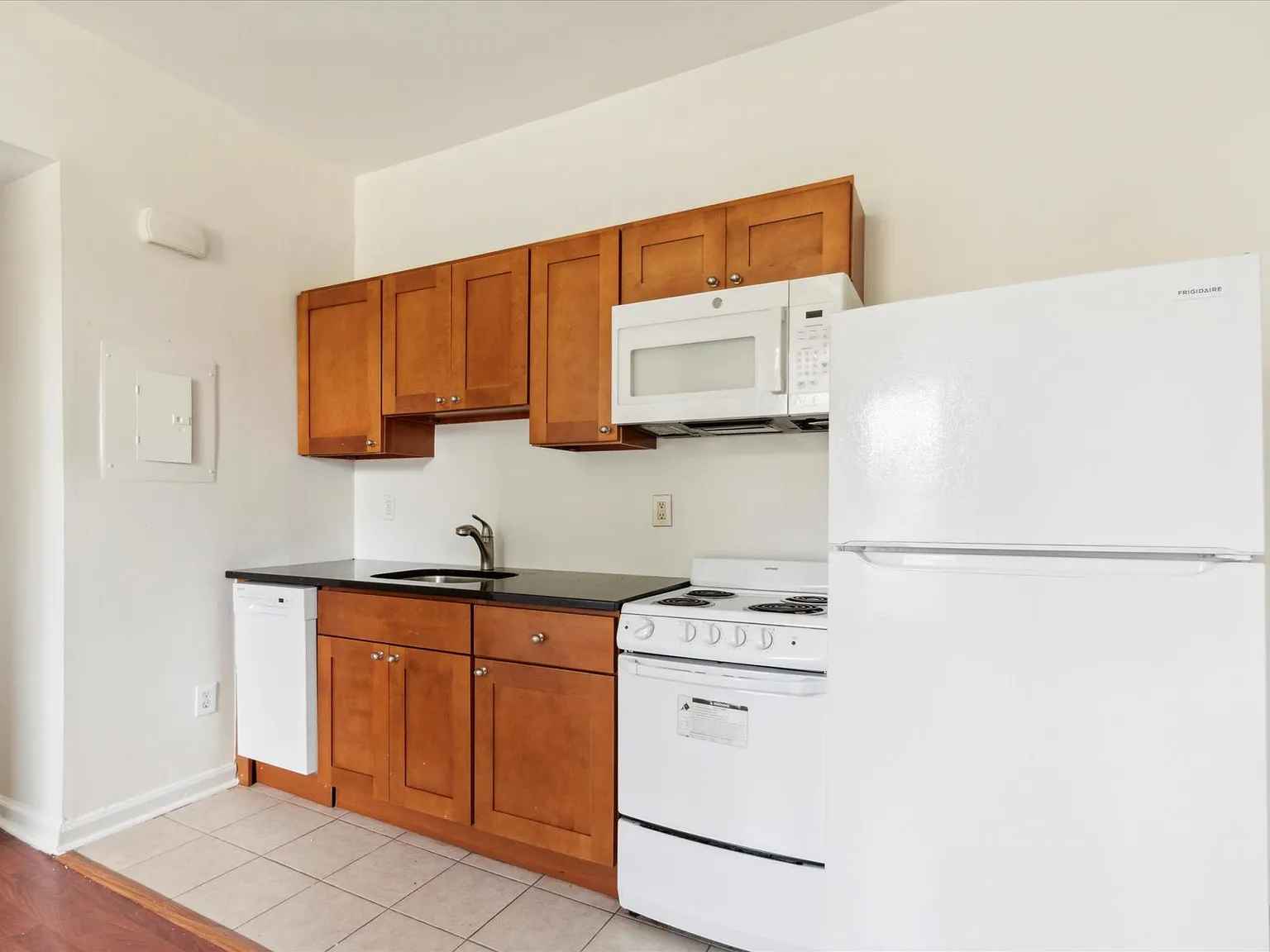 232 E Wister St — Photo 2