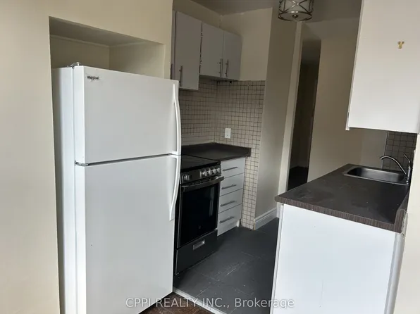 3 Hill Heights Rd #202, Toronto, ON M8Y 1Y9