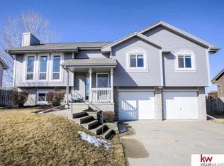 702 Diamond Ln, Papillion, NE 68133