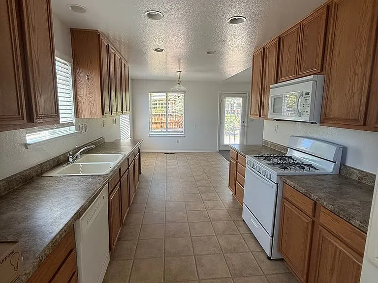 2505 Nimbus Ct — Photo 6