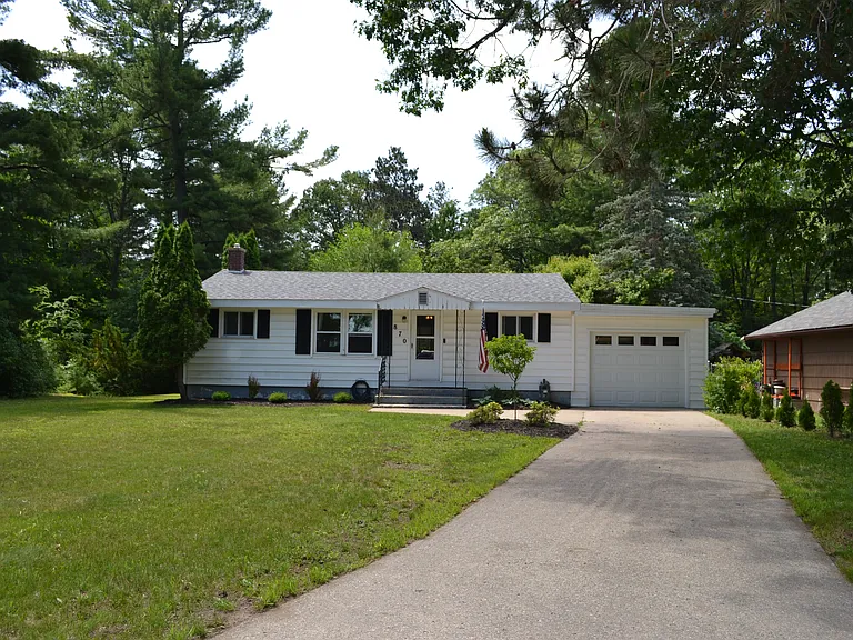 870 Pine Grove Ave — Photo 3