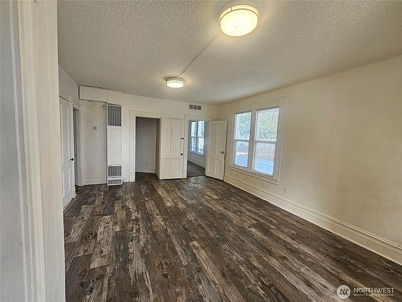 4th image of 10 N Touchet Street