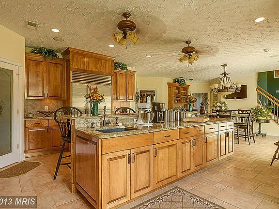 Vegetable sink & eat at bar