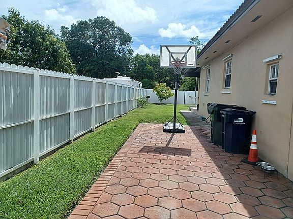 5th image of 645 East Dr
