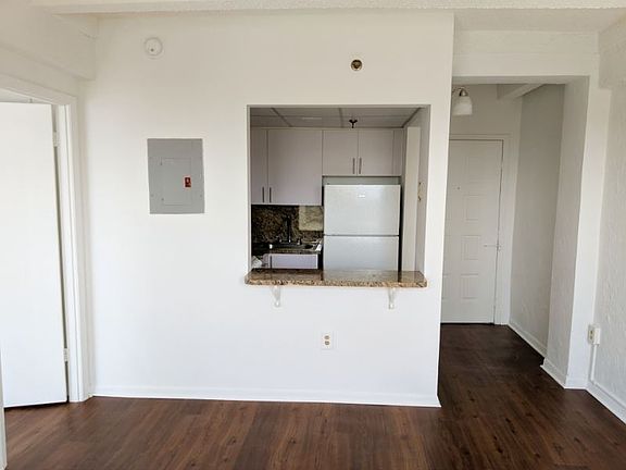 5th image of 800 Washington Ave APT 1010