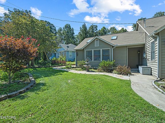 3rd image of 102 Bradford Ln