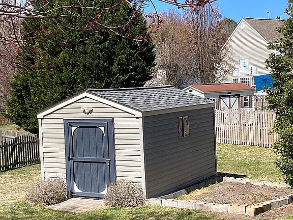 3rd image of 110 Kaitlyn Ct