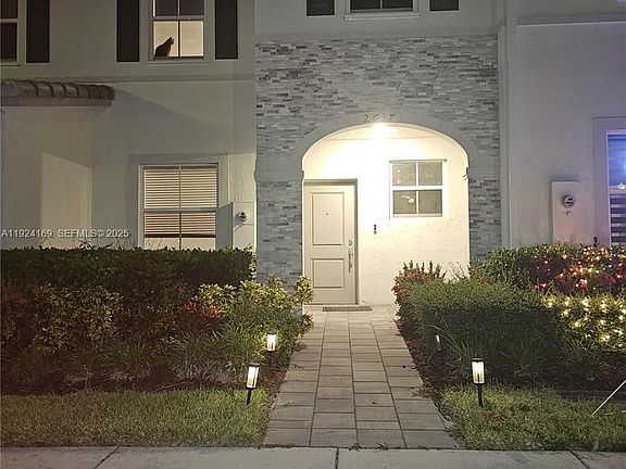 5th image of 2637 SE 17th St #2637