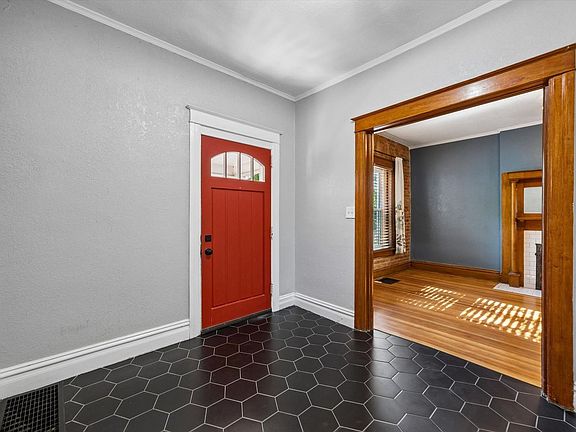3rd image of 1139 N Downing St