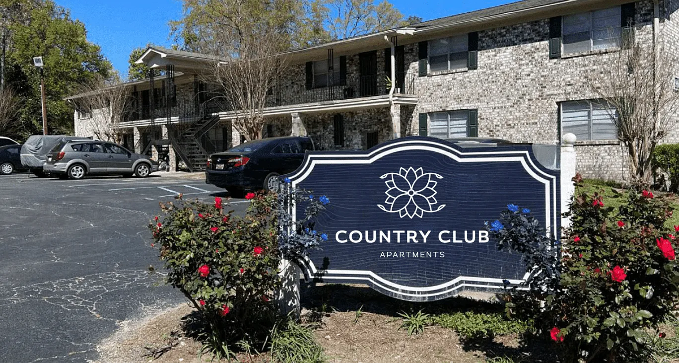 Country Club Apartments — Photo 1