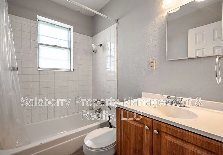 1211 NW 3rd Ave — Photo 8