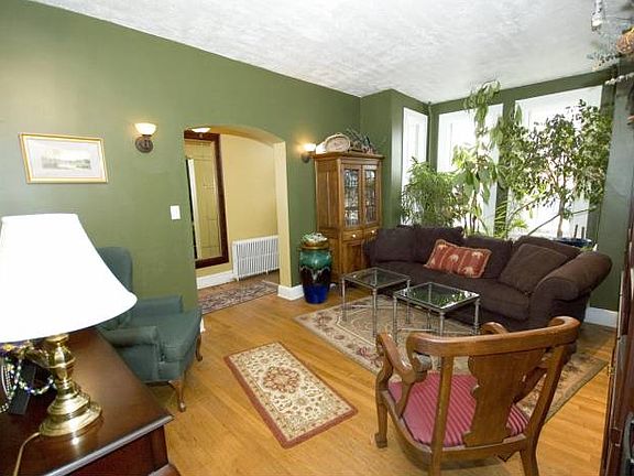 Living room w/ bay window