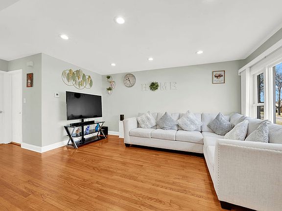 5th image of 117 Frederick Ave