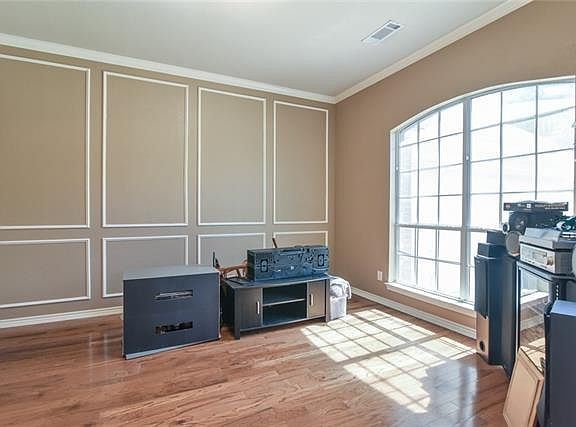5th image of 2813 Claremont Dr