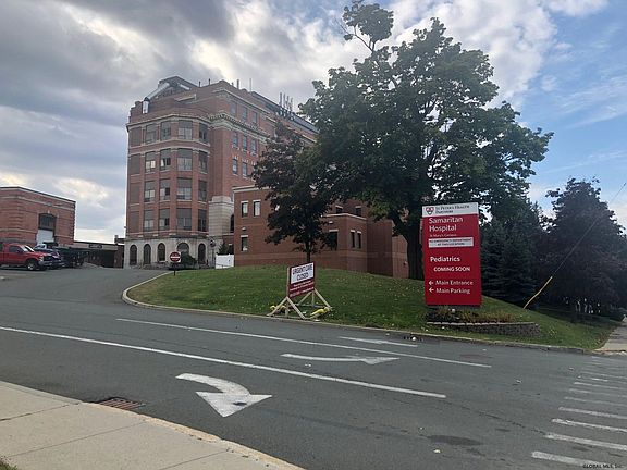 4th image of 92 Oakwood Ave