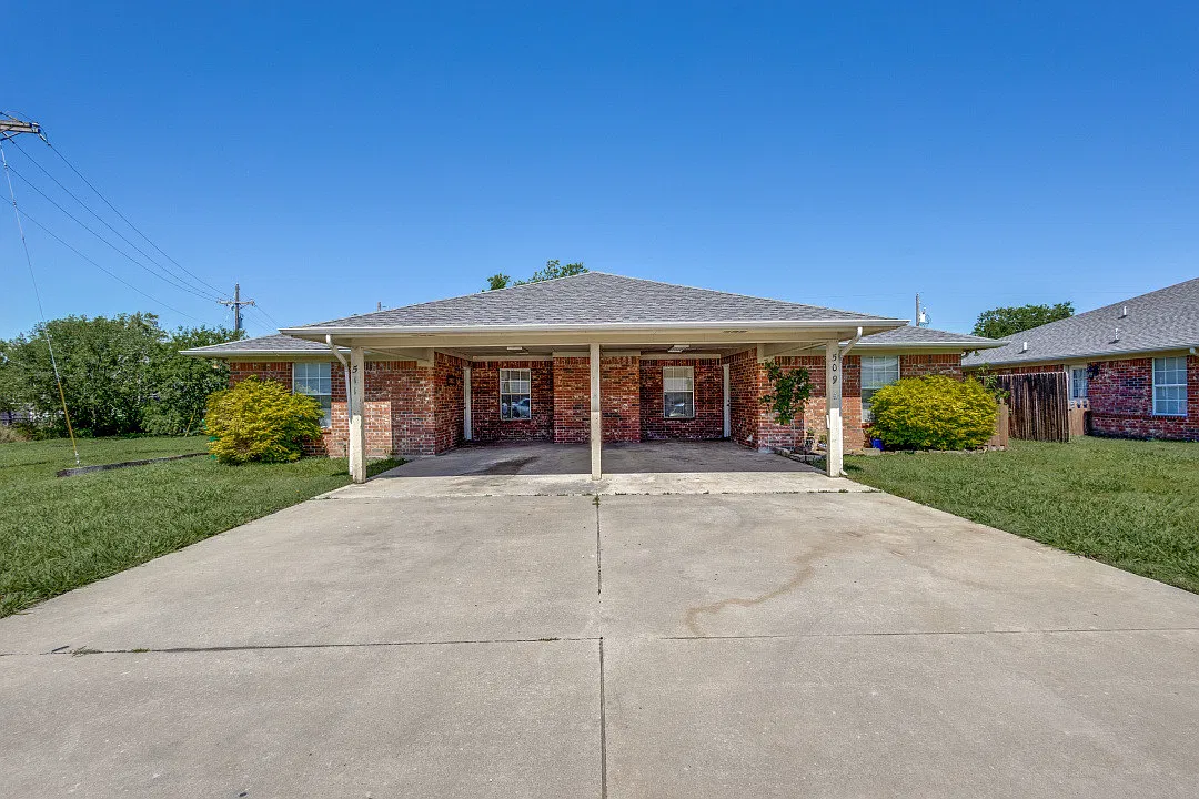 2 bed, 936 sqft, $1,350 — Photo 1