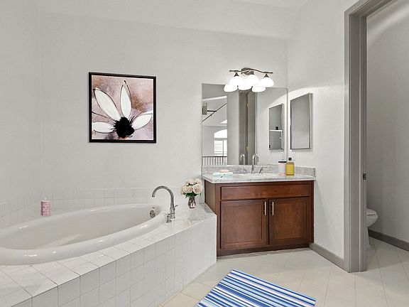4th image of 407 W 7th St #208A