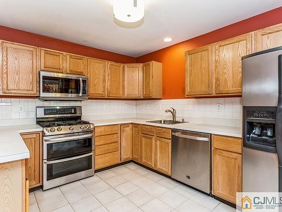 4th image of 77 Pennsbury Way