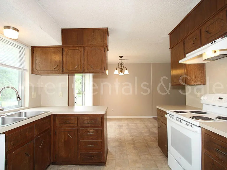 2810 Lawndale St — Photo 13