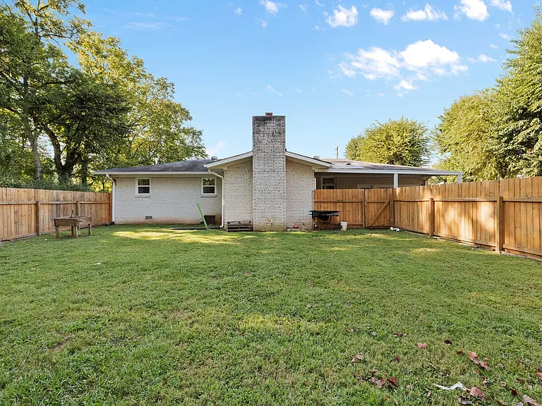 2407 E Main St — Photo 32