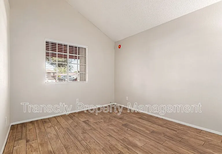 2143 E Center Ln #2 — Photo 17