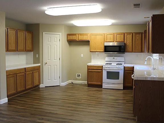 4th image of 2424 E Victor Ave