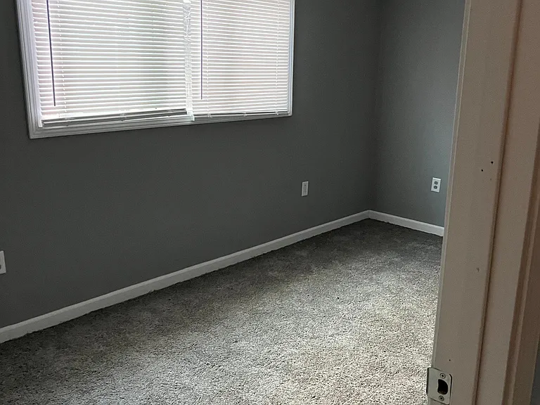 1011 S Greenlawn Ave — Photo 13