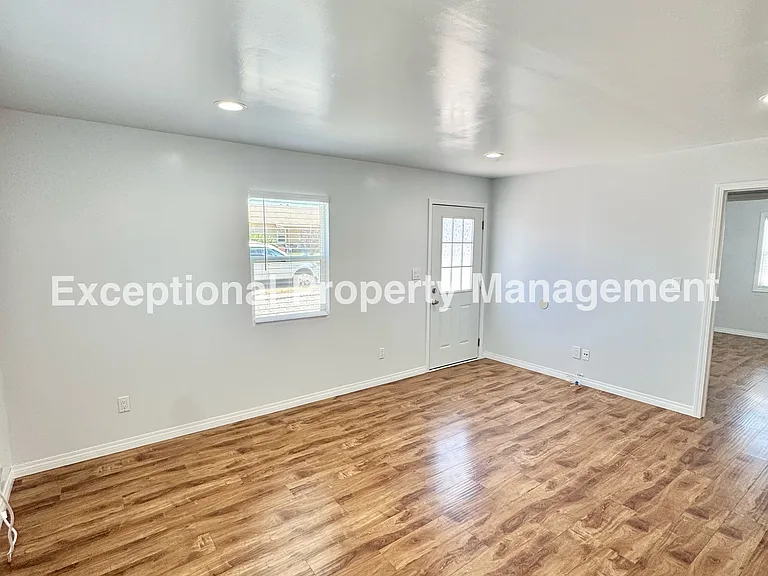 920 Western Ave — Photo 3