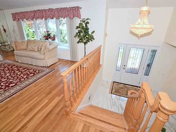 3rd image of 10 Schuyler Dr