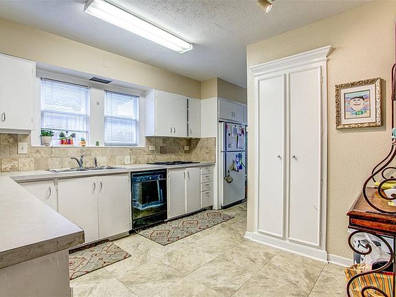 3rd image of 4400 Emerson Ave