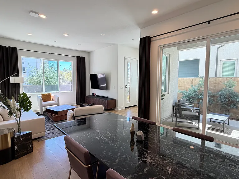 211 Paramount — Photo 6