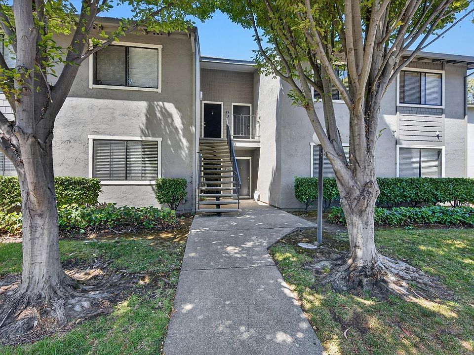 1st image of 900 Cambridge Drive #30