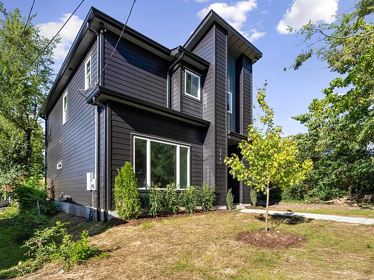 2714 Batavia St — Photo 1